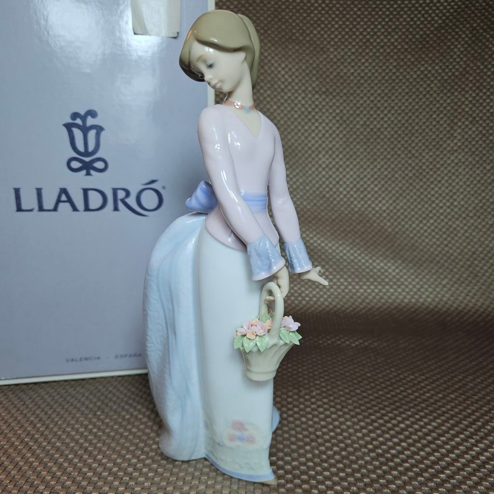Lladro "Basket of Love" Porcelain Sculpture Collector's Society Spain White Pink